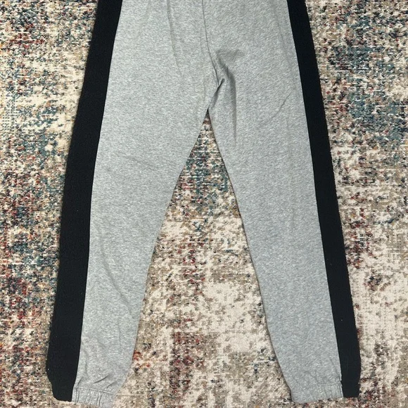 Brand NEW! Women’s Nike sweats. - Picture 5 of 5